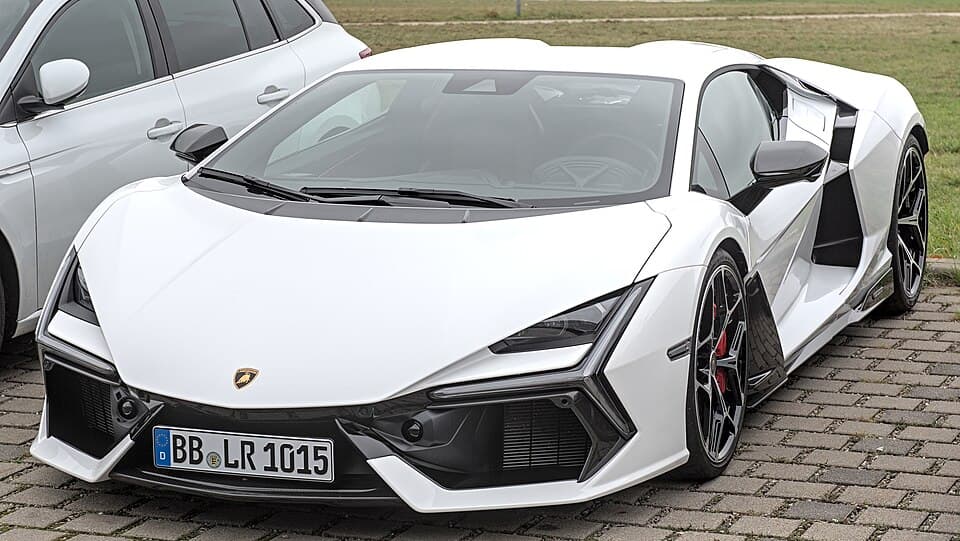 Lamborghini Revuelto artwork